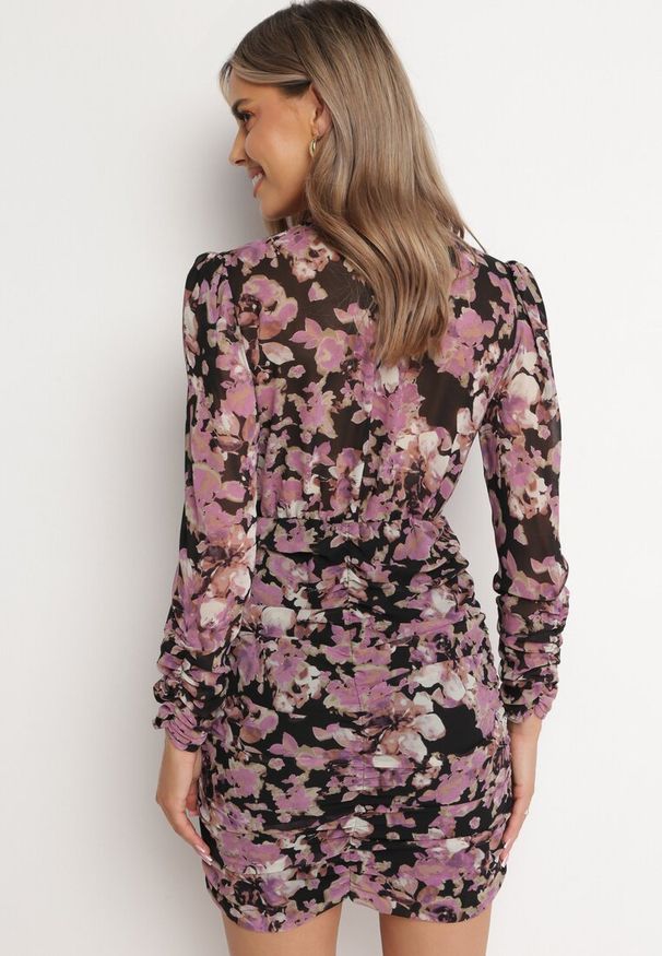 Born2be - Ciemnoróżowa Kopertowa Sukienka w Kwiaty Mini o Dopasowanym Kroju Sefexa. Typ kołnierza: dekolt kopertowy. Kolor: różowy. Wzór: kwiaty. Typ sukienki: kopertowe. Długość: mini