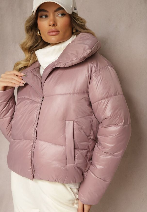 Renee - Różowa Puchowa Kurtka z Pikowanymi Przeszyciami Wywiniętym Kołnierzem i Kieszeniami Melabine. Okazja: na co dzień. Kolor: różowy. Materiał: puch. Styl: elegancki, casual
