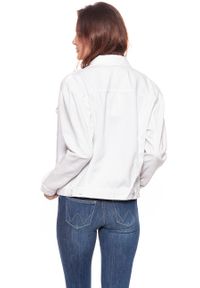 Wrangler - DAMSKA KURTKA JEANSOWA WRANGLER RETRO JACKET WHITE DAMAGED W415DM12Q. Kolor: biały. Materiał: jeans. Styl: retro