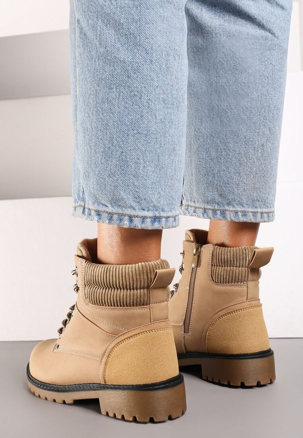 Renee - Ciemnobeżowe Sznurowane Casualowe Traperki na Płaskiej Podeszwie Relobia. Okazja: na co dzień. Kolor: beżowy. Materiał: dzianina, jeans. Obcas: na płaskiej podeszwie. Styl: casual