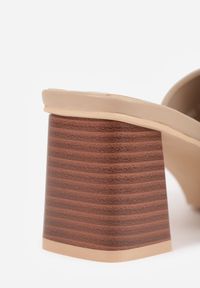 Born2be - Ciemnobeżowe Minimalistyczne Klapki na Słupku z Odkrytym Kwadratowym Noskiem Monaera. Okazja: na co dzień, na ślub cywilny, na wesele. Kolor: beżowy. Wzór: gładki. Obcas: na słupku. Styl: casual, elegancki #2