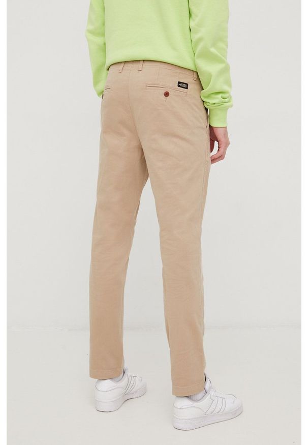 Superdry spodnie męskie kolor beżowy w fasonie chinos. Kolor: beżowy. Materiał: tkanina