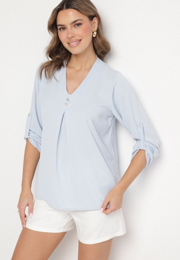 Born2be - Jasnoniebieska Bluzka o Trapezowym Kroju z Dekoltem w Serek i Podpinanymi Rękawami Aslimi. Typ kołnierza: dekolt w serek. Kolor: niebieski. Materiał: jeans, materiał. Styl: elegancki, klasyczny