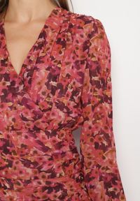 Born2be - Czerwona Dopasowana Sukienka w Kwiaty z Marszczeniem i Falbankami Mirilia. Okazja: na co dzień. Typ kołnierza: kołnierz z falbankami. Kolor: czerwony. Materiał: jeans. Wzór: kwiaty. Styl: casual #7