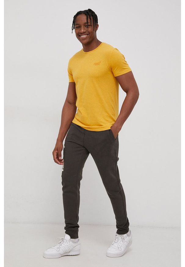 Superdry T-shirt bawełniany kolor żółty gładki. Okazja: na co dzień. Kolor: żółty. Materiał: bawełna. Wzór: gładki. Styl: casual