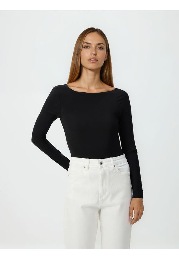 Reserved - Body z głębokim dekoltem - czarny. Kolor: czarny. Materiał: dzianina