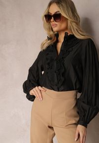 Renee - Czarna Koszula w Stylu Vintage Ozdobiona Falbankami z Perełkami z Przodu Calipso. Typ kołnierza: kołnierz z falbankami. Kolor: czarny. Wzór: aplikacja. Styl: vintage