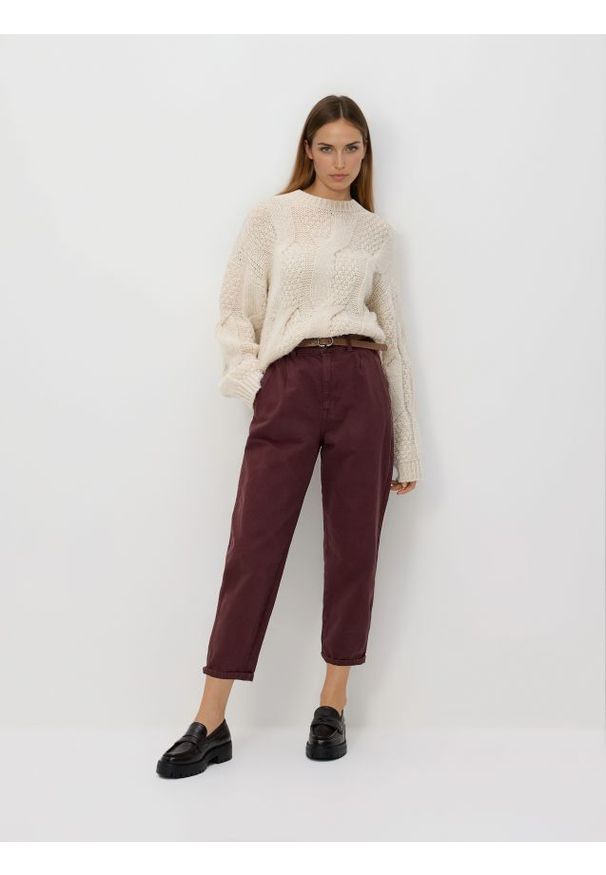 Reserved - Jeansy paperbag z paskiem - mahoniowy. Kolor: brązowy