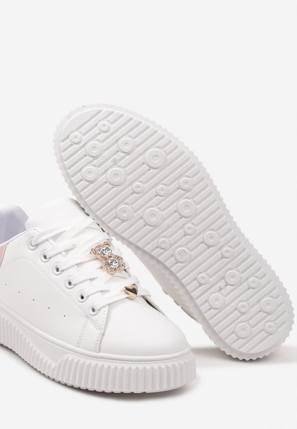 Renee - Biało-Różowe Sneakersy na Niskiej Platformie ze Wstawką z Ekozamszu i Złotym Misiem Nleona. Okazja: na spacer, na spotkanie biznesowe. Nosek buta: okrągły. Zapięcie: sznurówki. Kolor: biały. Materiał: jeans, materiał. Sezon: lato. Obcas: na platformie. Wysokość obcasa: niski. Sport: turystyka piesza