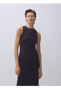 Reserved - Top z prążkowanej dzianiny - brązowy. Kolor: brązowy. Materiał: prążkowany, dzianina #1