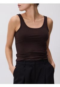 Reserved - Gładki top z wiskozą - ciemnobrązowy. Kolor: brązowy. Materiał: wiskoza. Wzór: gładki #1