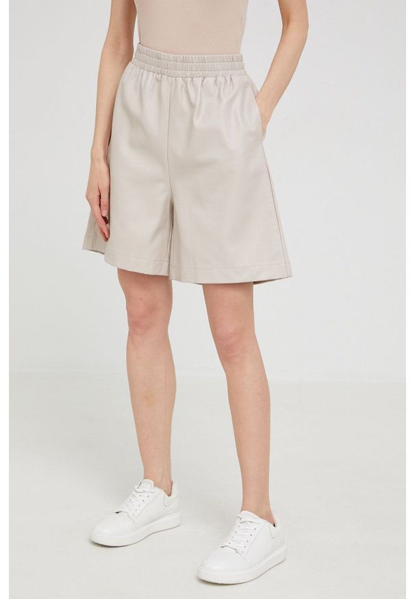 Answear Lab szorty damskie kolor beżowy gładkie high waist. Stan: podwyższony. Kolor: beżowy. Materiał: materiał. Wzór: gładki. Styl: wakacyjny
