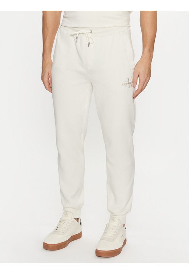 Calvin Klein Jeans Spodnie dresowe Monologo Hwk Pant J30J325658 Écru Regular Fit. Materiał: bawełna, syntetyk