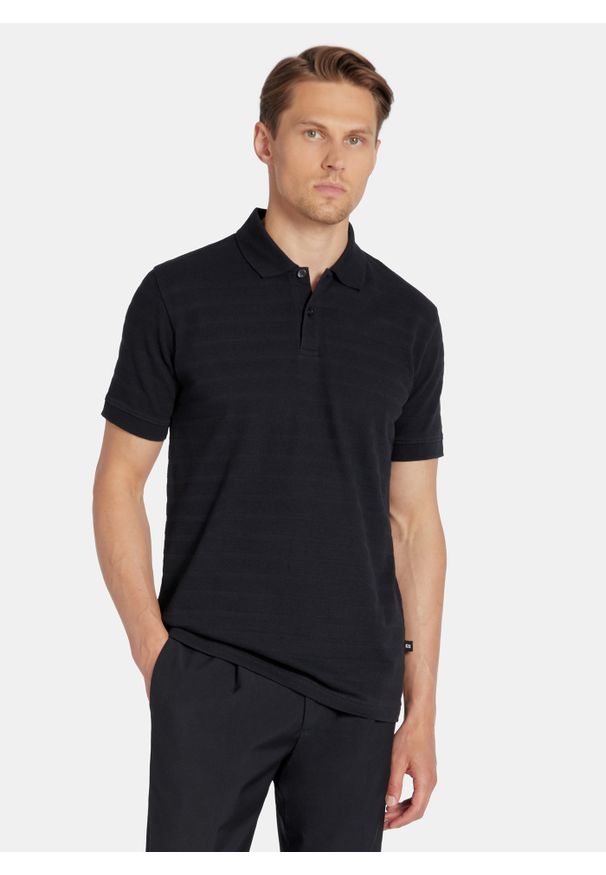 Pako Lorente - PAKO LORENTE - Granatowe bawełniane polo w prążki. Okazja: na co dzień. Typ kołnierza: polo. Kolor: niebieski, czarny. Materiał: bawełna. Długość rękawa: krótki rękaw. Długość: krótkie. Wzór: prążki. Styl: casual