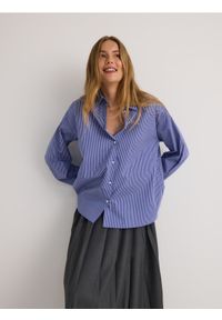 Reserved - Bawełniana koszula w paski - granatowy. Kolor: niebieski. Materiał: bawełna. Wzór: paski #1