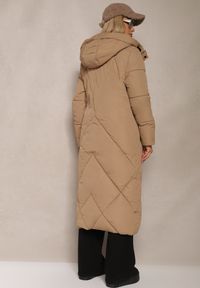Renee - Ciemnobeżowa Pudełkowa Kurtka o Długim Kroju z Pikowanymi Przeszyciami Kapturem i Kieszeniami Calatta. Okazja: na co dzień, do pracy. Kolor: beżowy. Materiał: jeans. Długość: długie. Styl: casual, elegancki #3