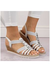 Komfortowe sandały damskie na koturnie wsuwane z gumkami Remonte R6264-80 srebrny. Zapięcie: bez zapięcia. Kolor: srebrny. Obcas: na koturnie #11