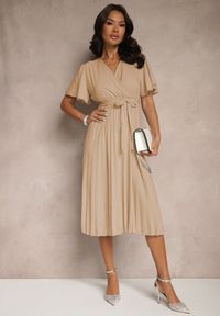 Renee - Ciemnobeżowa Sukienka Wiązana w Talii z Plisowaniem na Dole Dorseki. Kolor: beżowy. Materiał: materiał, tkanina. Styl: elegancki