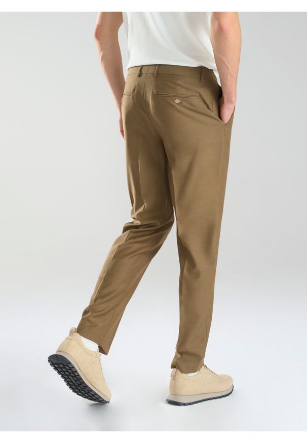 Pako Lorente - PAKO LORENTE – Jasnobrązowe garniturowe spodnie męskie z wełną. Kolor: brązowy. Materiał: wełna. Styl: elegancki