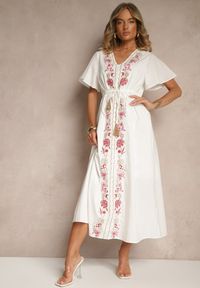 Renee - Biała Rozkloszowana Sukienka z Bawełny w Stylu Boho z Ozdobnym Haftem Sersena. Okazja: na co dzień. Typ kołnierza: dekolt w kształcie V. Kolor: biały. Materiał: bawełna. Długość rękawa: krótki rękaw. Wzór: haft. Styl: boho #4