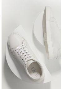 Answear Lab buty skórzane kolor biały. Nosek buta: okrągły. Zapięcie: sznurówki. Kolor: biały. Materiał: skóra. Obcas: na obcasie. Wysokość obcasa: niski