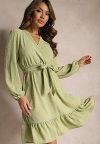 Renee - Zielona Mini Sukienka Rozkloszowana z Paskiem Materiałowym z Tkaniny Plumeti Digia. Kolor: zielony. Materiał: materiał, tkanina. Długość: mini