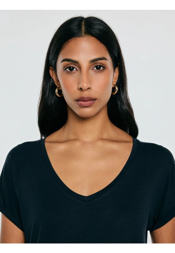 Big-Star - Koszulka damska o luźnym kroju granatowa Valeria 403. Okazja: na co dzień. Typ kołnierza: dekolt w serek. Kolor: niebieski. Materiał: dzianina, skóra, jeans, wiskoza. Styl: casual, klasyczny, elegancki