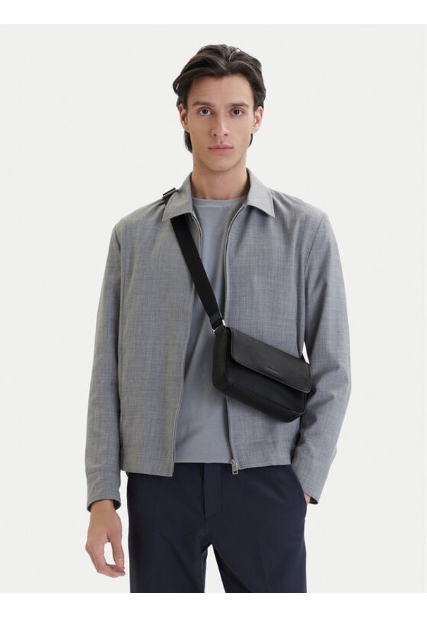 Calvin Klein Torebka Raised Small Flap Messenger LV04D3327G Czarny. Kolor: czarny. Materiał: skórzane