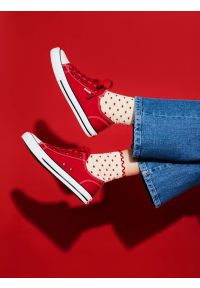 Big-Star - Skarpety damskie długie w czerwone serduszka białe Hartisa 100. Kolor: biały. Materiał: wiskoza, materiał. Wzór: gładki #2