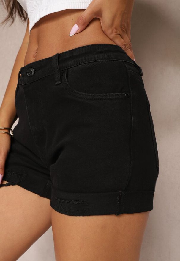 Renee - Czarne Szorty Jeansowe z Dodatkiem Bawełny High Waist z Przetarciami na Nogawkach Vimalen. Stan: podwyższony. Kolor: czarny. Materiał: bawełna, jeans. Sezon: lato. Styl: elegancki
