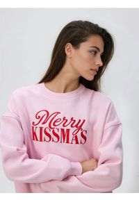 Reserved - Bluza z haftowanym napisem - różowy. Kolor: różowy. Materiał: bawełna. Wzór: haft, napisy
