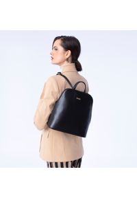 Wittchen - Damski plecak z ekoskóry trapezowy czarny. Kolor: czarny. Materiał: skóra ekologiczna. Wzór: paski. Styl: retro, casual, elegancki, biznesowy #5