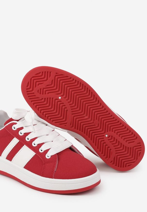 Renee - Czerwone Płaskie Sneakersy z Paskiem Quinesi. Okazja: na co dzień. Nosek buta: okrągły. Zapięcie: pasek. Kolor: czerwony. Materiał: dresówka, jeans. Obcas: na płaskiej podeszwie