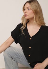 Born2be - Czarna Bluzka z Bawełną o Nietoperzowym Kroju z Guzikami Mistwin. Okazja: do pracy, na co dzień. Kolor: czarny. Materiał: bawełna. Styl: klasyczny, casual #4