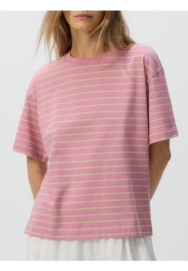 Reserved - Bawełniany t-shirt w paski - różowy. Kolor: różowy. Materiał: bawełna. Wzór: paski