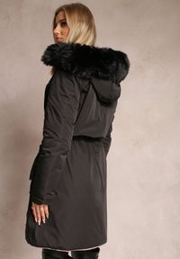 Renee - Czarna Dwustronna Kurtka ze Ściągaczem i Kapturem z Futerkiem Divya. Kolor: czarny. Materiał: futro. Styl: elegancki