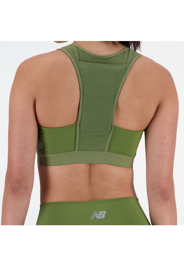 Biustonosz New Balance WB41046DEK – zielony. Kolor: zielony. Materiał: tkanina, elastan, materiał, poliester, skóra. Rodzaj stanika: wyciągane miseczki. Wzór: gładki. Sport: fitness