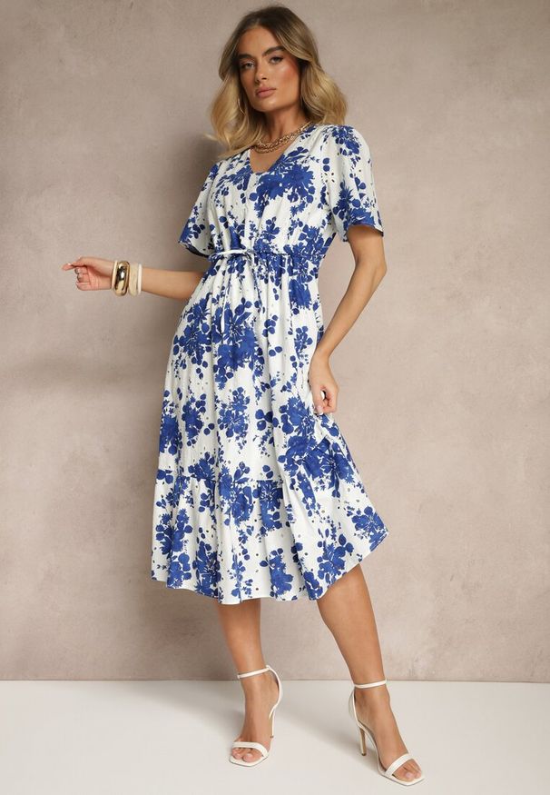 Renee - Niebieska Bawełniana Sukienka Rozkloszowana Ażurowa w Kwiatowy Print Velbia. Okazja: na co dzień. Typ kołnierza: dekolt w kształcie V. Kolor: niebieski. Wzór: ażurowy, kwiaty, nadruk. Typ sukienki: proste. Materiał: bawełna. Długość rękawa: krótki rękaw. Sezon: wiosna, lato. Styl: casual, elegancki