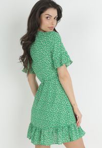Born2be - Zielona Kopertowa Sukienka z Falbankami w Kwiaty Tirnya. Typ kołnierza: kołnierz z falbankami. Kolor: zielony. Wzór: kwiaty. Sezon: lato. Typ sukienki: kopertowe. Styl: wakacyjny #4