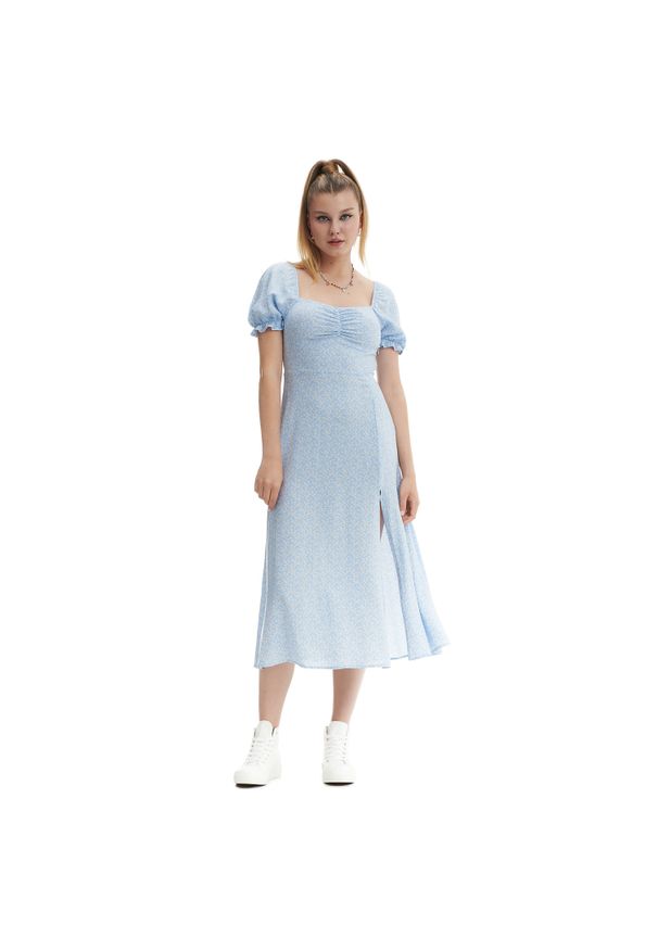 Cropp - Niebieska sukienka midi w kwiaty - Niebieski. Kolor: niebieski. Materiał: tkanina, wiskoza. Długość rękawa: krótki rękaw. Wzór: kwiaty. Długość: midi