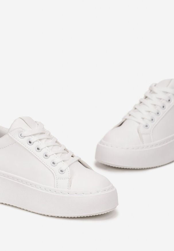 Renee - Białe Sneakersy na Grubej Podeszwie Cernanda. Okazja: na co dzień. Kolor: biały. Materiał: jeans. Wzór: aplikacja