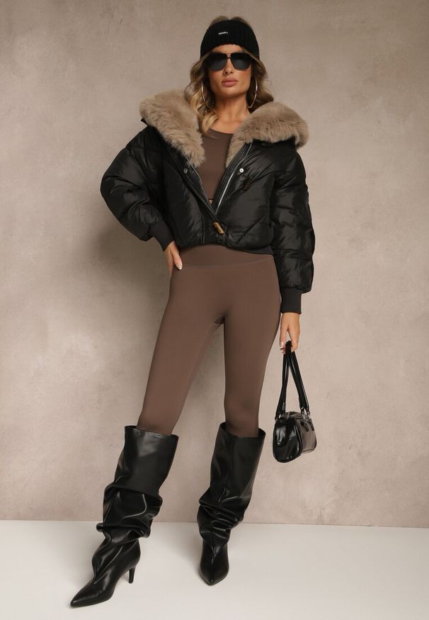 Renee - Czarna Pudełkowa Kurtka z Pikowanymi Przeszyciami i Kapturem z Futrem Ruvitta. Okazja: na co dzień. Kolor: czarny. Materiał: futro. Sezon: zima. Styl: elegancki, casual