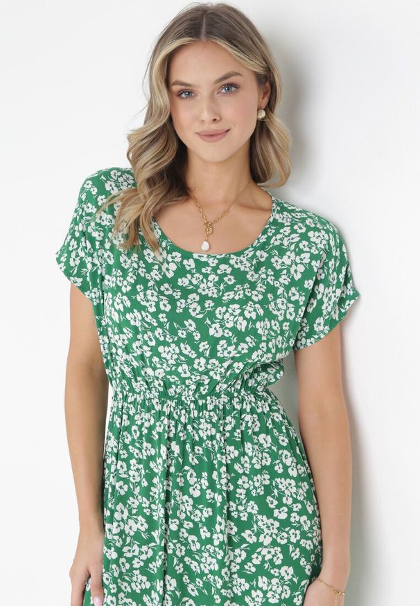 Born2be - Zielona Sukienka z Wiskozy w Kwiaty i Gumką w Pasie Alixeme. Kolor: zielony. Materiał: wiskoza. Wzór: kwiaty. Sezon: lato