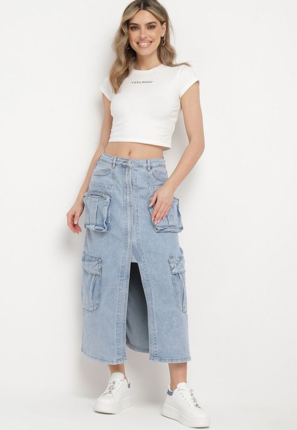 Born2be - Niebieska Jeansowa Spódnica z Wieloma Kieszeniami Zapinana na Suwak z Rozcięciem Viviancella. Okazja: na co dzień. Kolor: niebieski. Materiał: jeans. Styl: elegancki, casual
