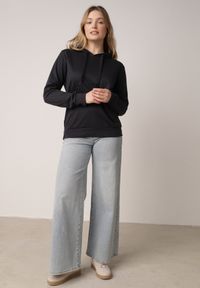 Born2be - Granatowa Bluza Zakładana przez Głowę z Kapturem i Kieszenią Typu Kangur Roveria. Okazja: na co dzień. Typ kołnierza: kaptur. Kolor: niebieski. Materiał: jeans. Styl: casual, klasyczny #3