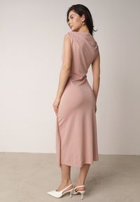 Born2be - Jasnoróżowa Wizytowa Sukienka Taliowana z Metaliczną Ozdobą Aroos. Okazja: na co dzień. Kolor: różowy. Wzór: aplikacja. Typ sukienki: proste. Styl: wizytowy #3