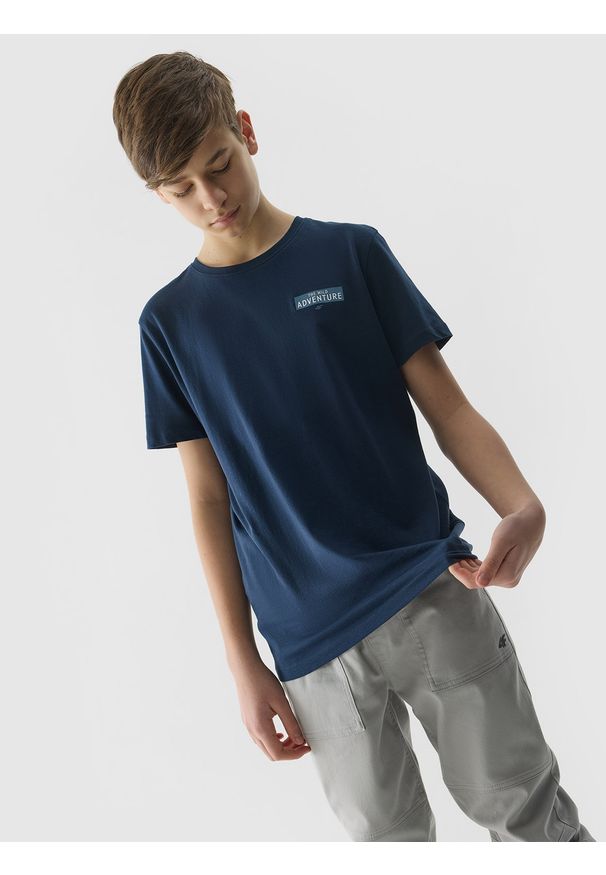 4f - T-shirt z bawełny organicznej z nadrukiem chłopięcy - granatowy. Okazja: na co dzień. Kolor: niebieski. Materiał: bawełna. Wzór: nadruk. Sezon: lato. Styl: casual, klasyczny, sportowy