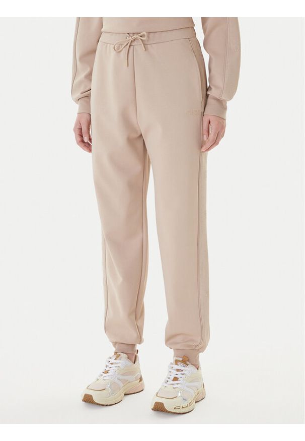 Guess Spodnie dresowe V5BB23 KCX22 Beżowy Regular Fit. Kolor: beżowy. Materiał: syntetyk