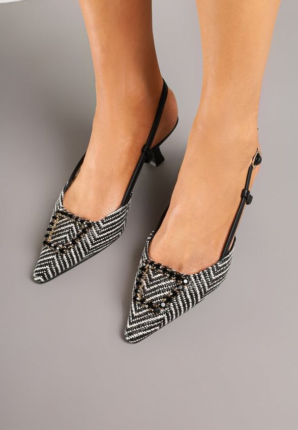 Born2be - Czarne Eleganckie Sandały na Obcasie Typu Kaczuszka z Aplikacją Eleadella. Okazja: na co dzień. Zapięcie: sprzączka. Kolor: czarny. Materiał: jeans. Wzór: aplikacja. Obcas: na obcasie. Styl: elegancki. Wysokość obcasa: średni