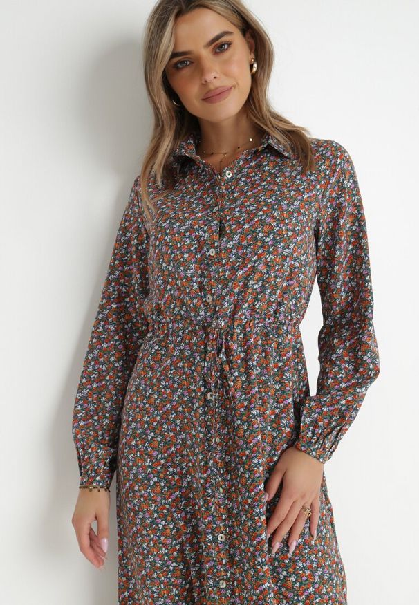 Born2be - Ciemnozielona Sukienka Hesolis. Kolor: zielony. Wzór: nadruk, aplikacja, kwiaty. Typ sukienki: koszulowe. Styl: klasyczny. Długość: maxi